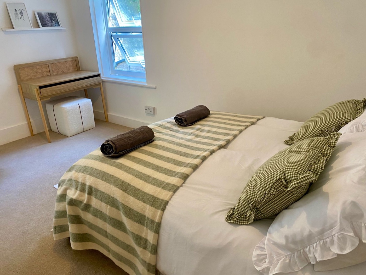 Double bedroom with a writing desk at The Coach House